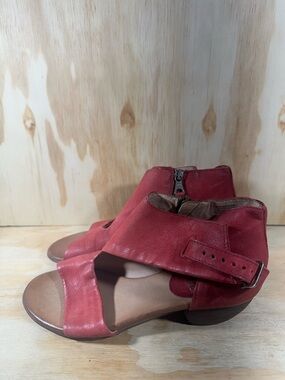 Miz Mooz Tini Red Sandals Women’s Size 7.5